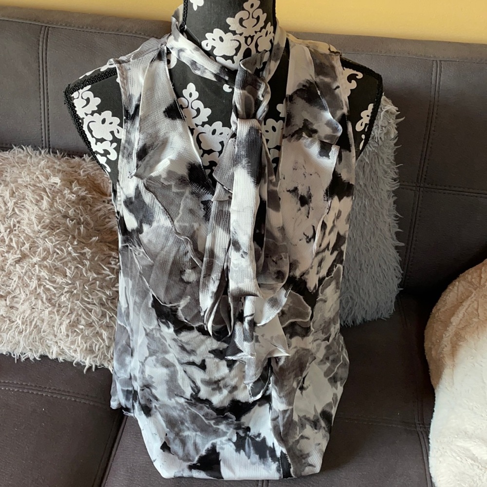 NEW YORK & COMPANY Floral Black & White Tie-Neck Sleeveless Blouse Size Medium